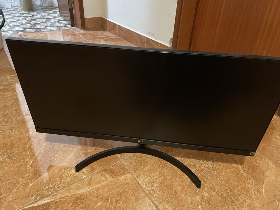 Ecrã LG Widescreen AVARIADO. Para peças.