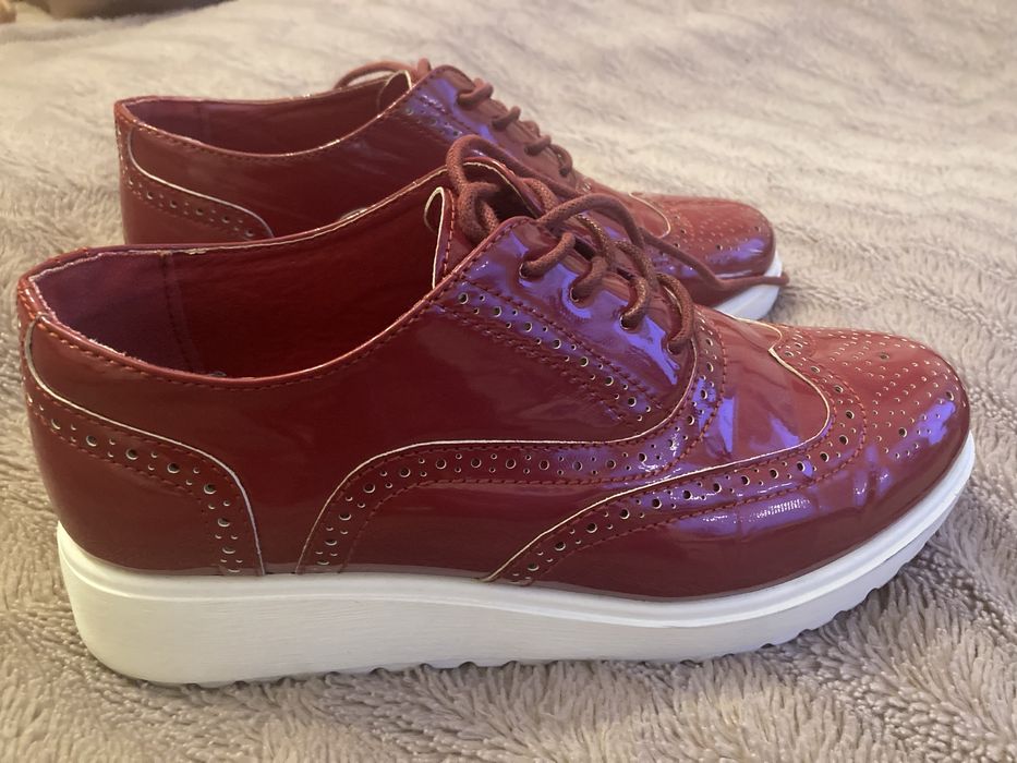 Półbuty , lakierki wysoka podeszwa wiązane bordowe rozmiar 37