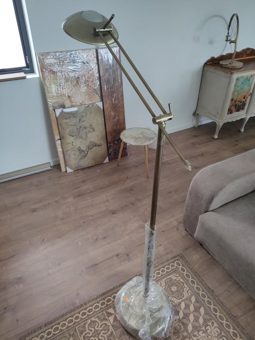 Candeeiro de pé em tons dourado