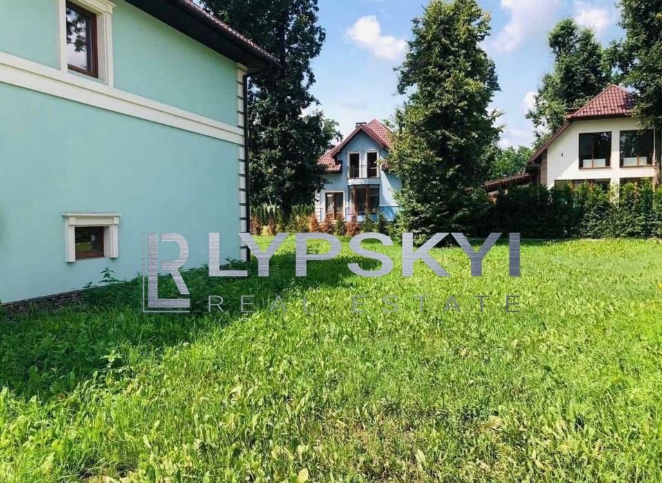 Будинок в гарному місці в котеджному містечку
