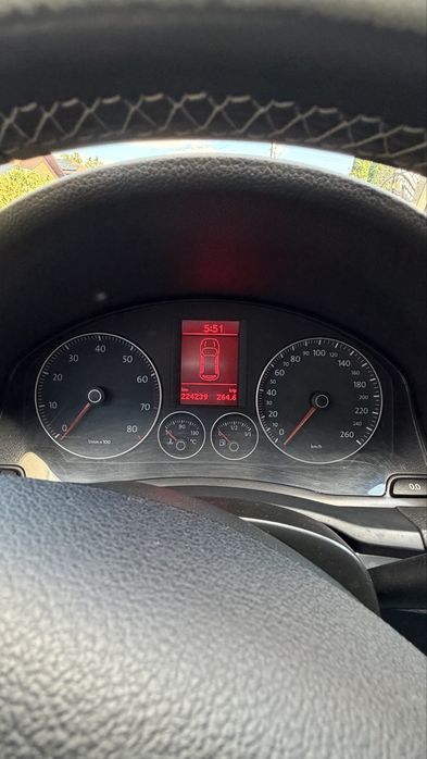 Продаю Volkswagen Golf 1.4 TSI з механічною коробкою передач та турбованим бензиновим двигуном.