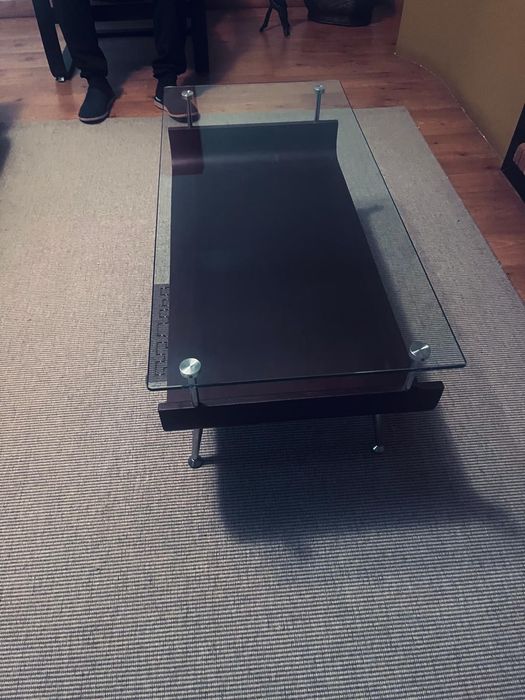 Mesa de vidro e madeira