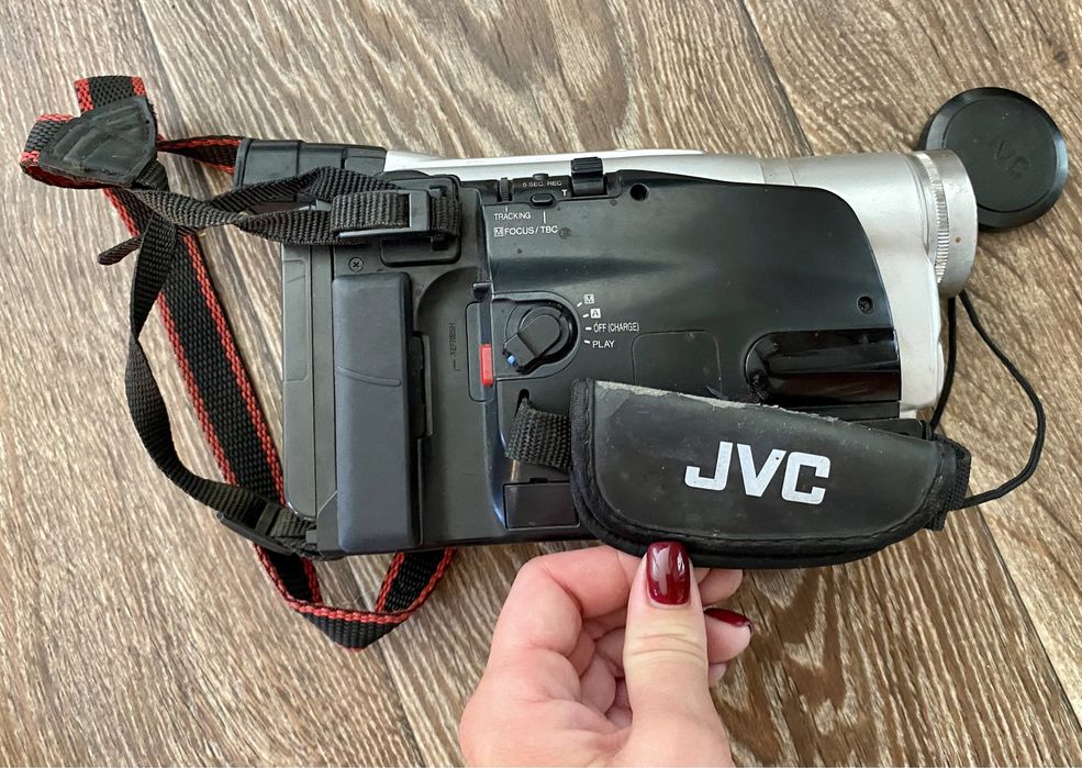 Видеокамера фирмы JVC.