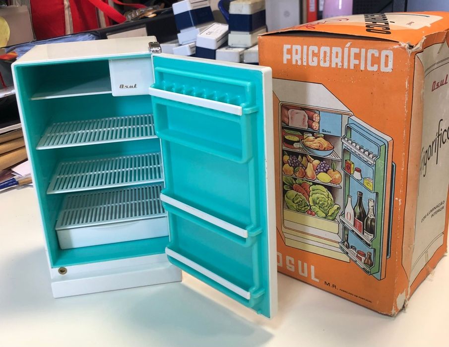 Brinquedos vintage batedeira e frigorífico