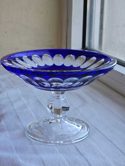 Patera na nodze kryształowa kobaltowa szlifowana w fasolki Irena Inowrocław nieużywana