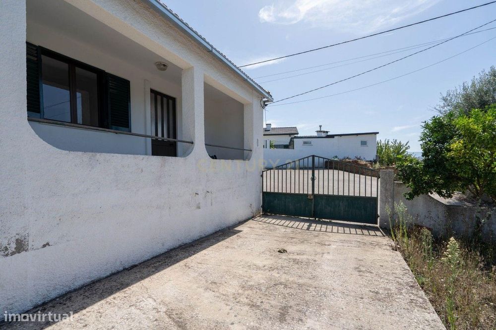 Moradia T2, com espaço exterior e terreno em Vila Nova de Poiares