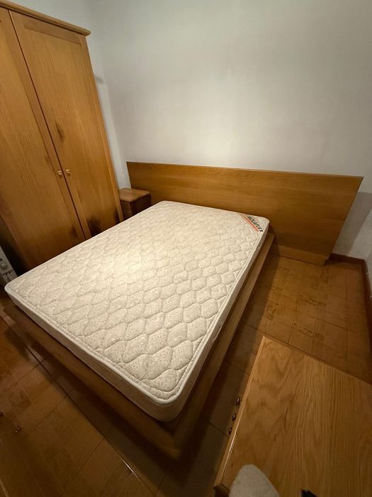 Cama de casal em madeira