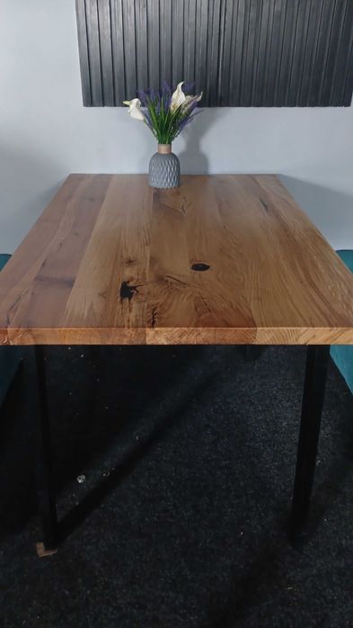 Дивани та столи у кафе