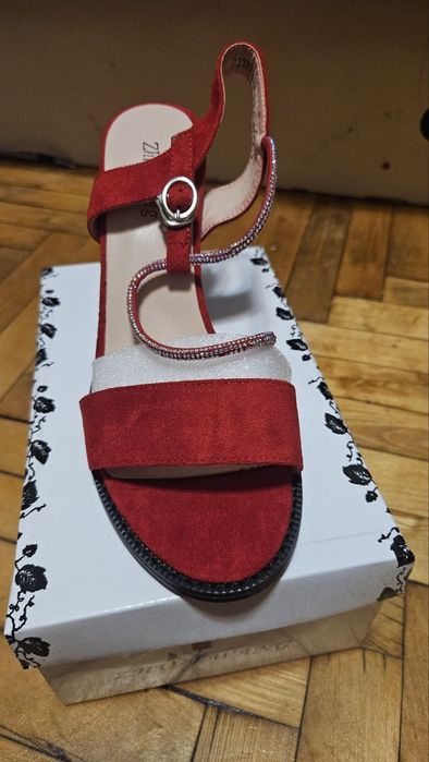 Нові червоні босоніжки на підборах