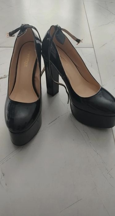 Buty na wysokim i szerokim obcasie