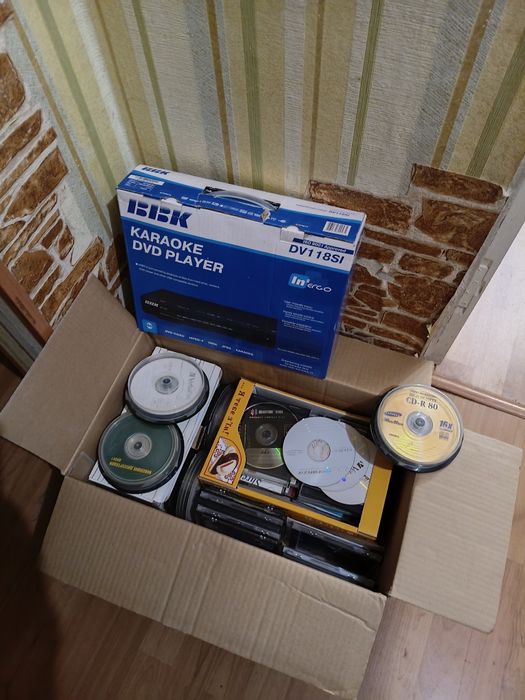 DVD плеєр. Диски. Касети.