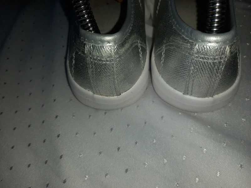 Reserved srebrne metaliczne trampki 37