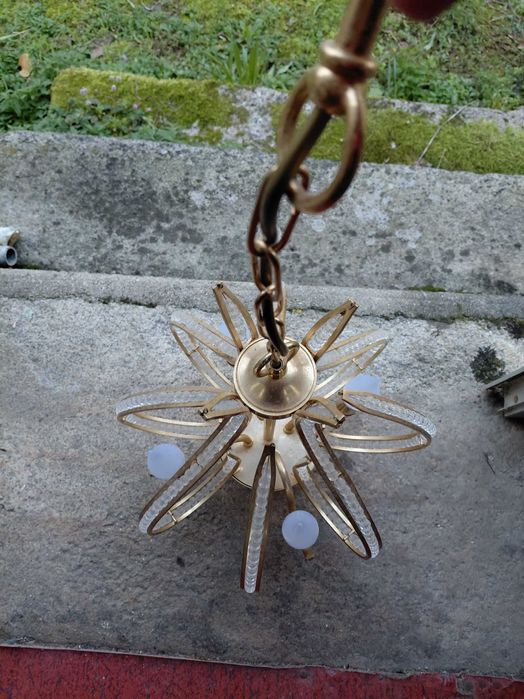 Luminária de teto dourada