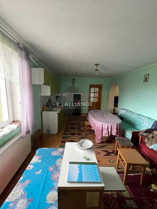 Добротний будинок з усіма комунікаціями в передмісті!