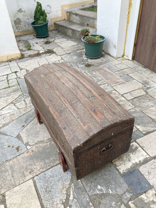 Arca centenária com motivos decorativos em baixo relevo