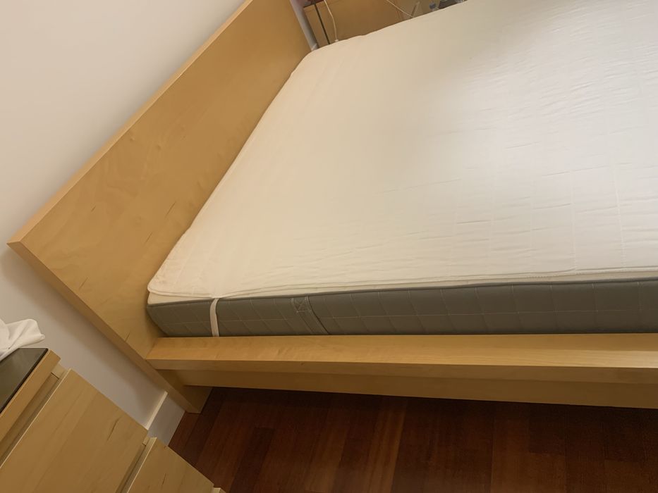 Cama MALM IKEA com mesinha cabeceira e espelho