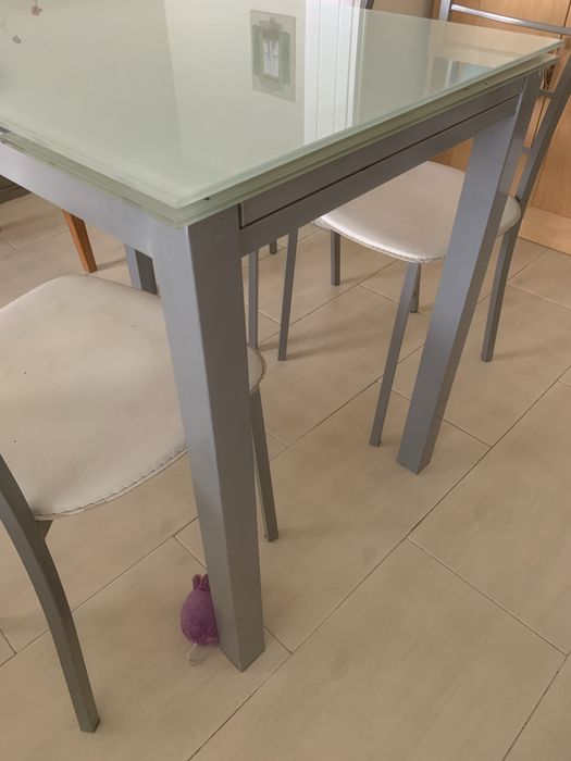 Mesa tampo de vidro e cadeiras