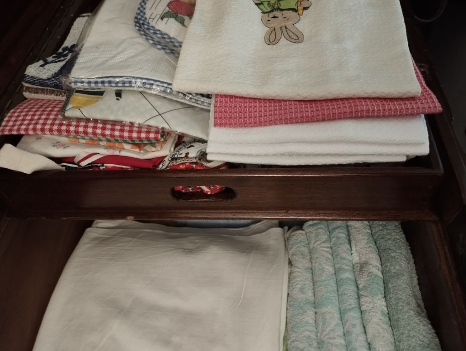 Arca em madeira com relevo