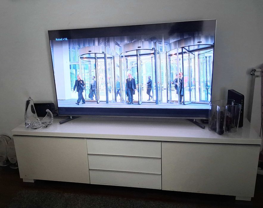 Movel TV IKEA branco com arrumação e muito versátil