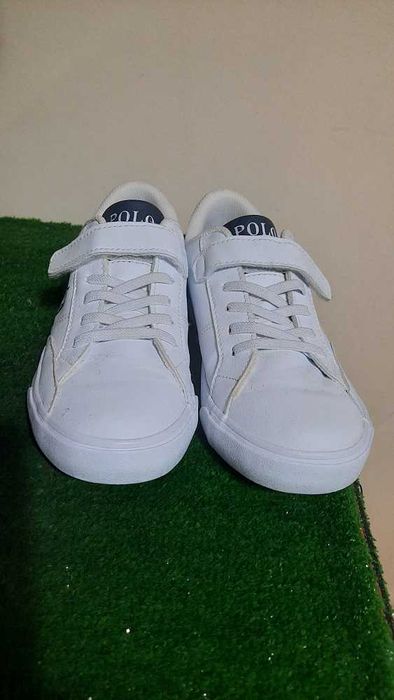 Calçado de vários tamanhos, estilos e marcas, para menino.