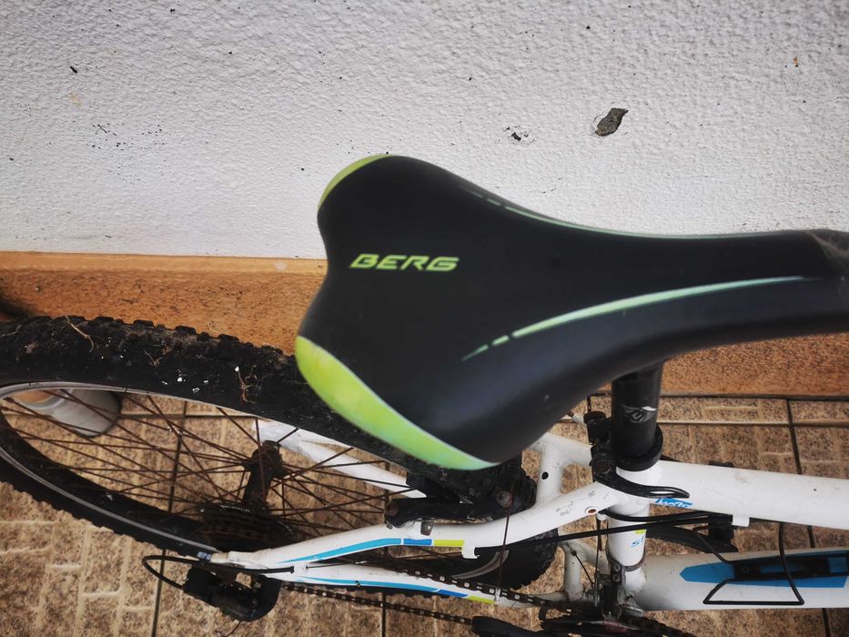 Bicicleta com bastante uso.