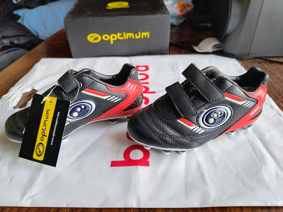 Дитячі футбольні бутси. Розмір UK 10 EU 28.