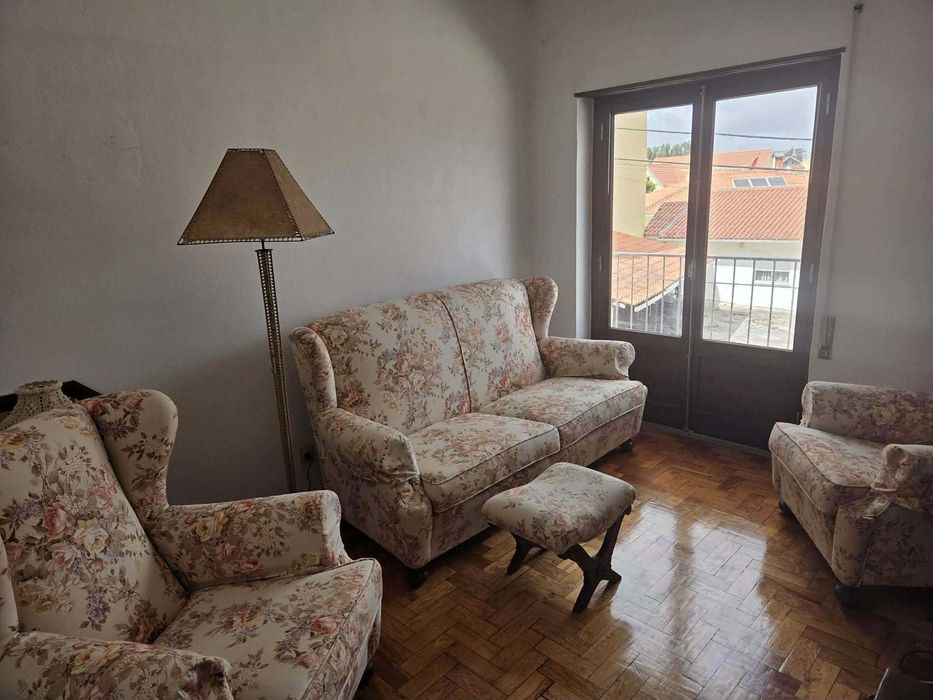 Conjunto 1 sofá 2 lugares + 2 poltronas + 1 repousa pés padrão floral
