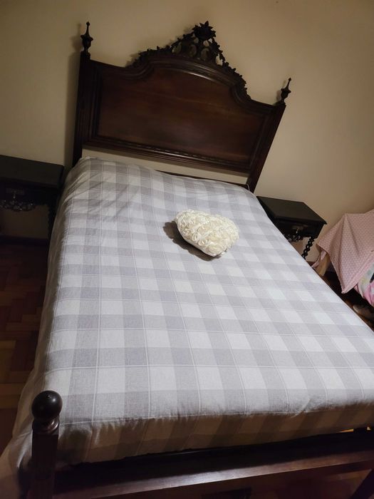 Cama antiga com mesas de cabeceira em muito bom estado