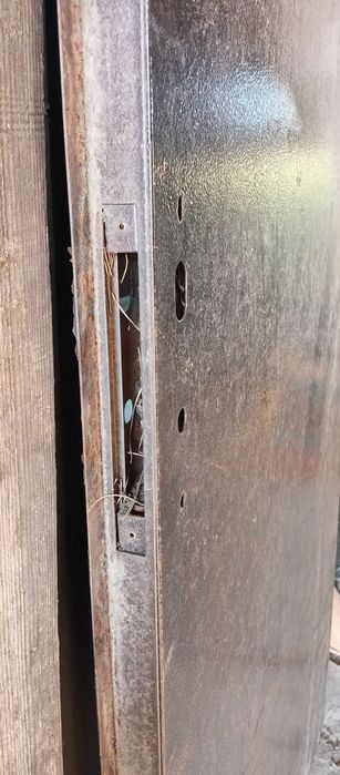 Продам металеву дверь