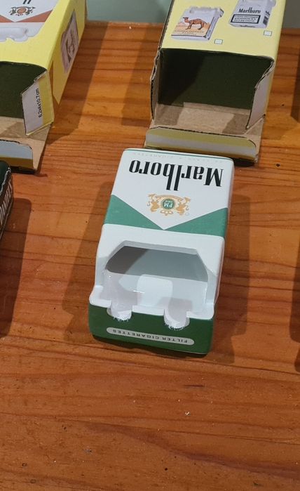 Cinzeiros Marlboro e Jack Daniels