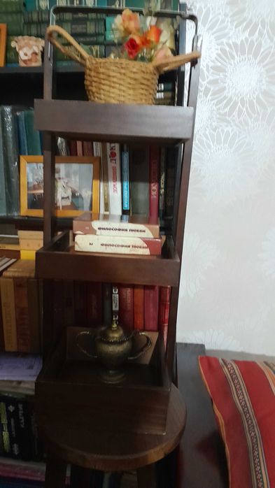 Оригинальная миниэтажерка с тремя шкафчиками и металлической ручкой