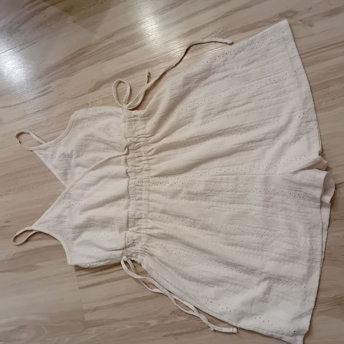 Biały kombinezon pięknie skrojony L