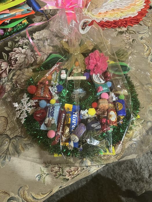 Цікаві, яскраві, новорічно-різдвяні подарунки з цукерок