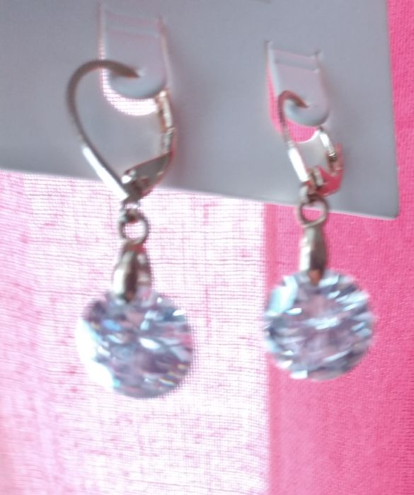 Brincos elegantes com zircónias cúbicas cintilantes