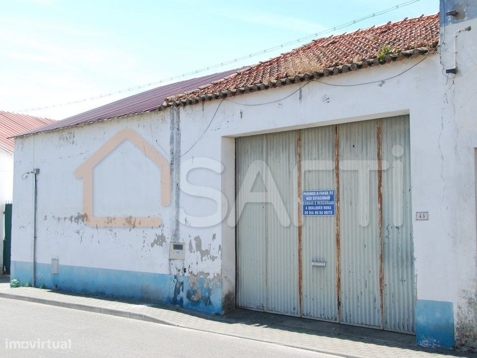 Armazém com terreno (urbano) e anexo habitável.