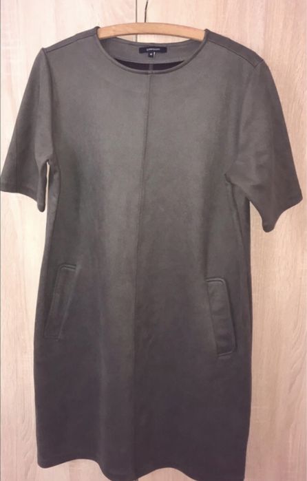 Sukienka z kieszeniami po bokach
