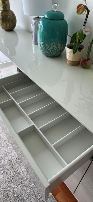 Aparador de apoio a mesa de jantar. Madeira lacada. Alta qualidade.