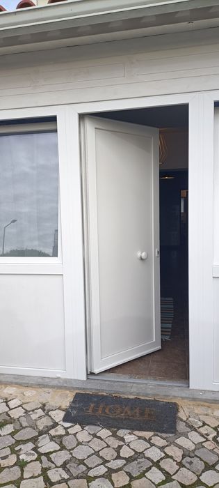 Antiga Loja no Centro de Bicesse renovada para Apartamento T2 + 1