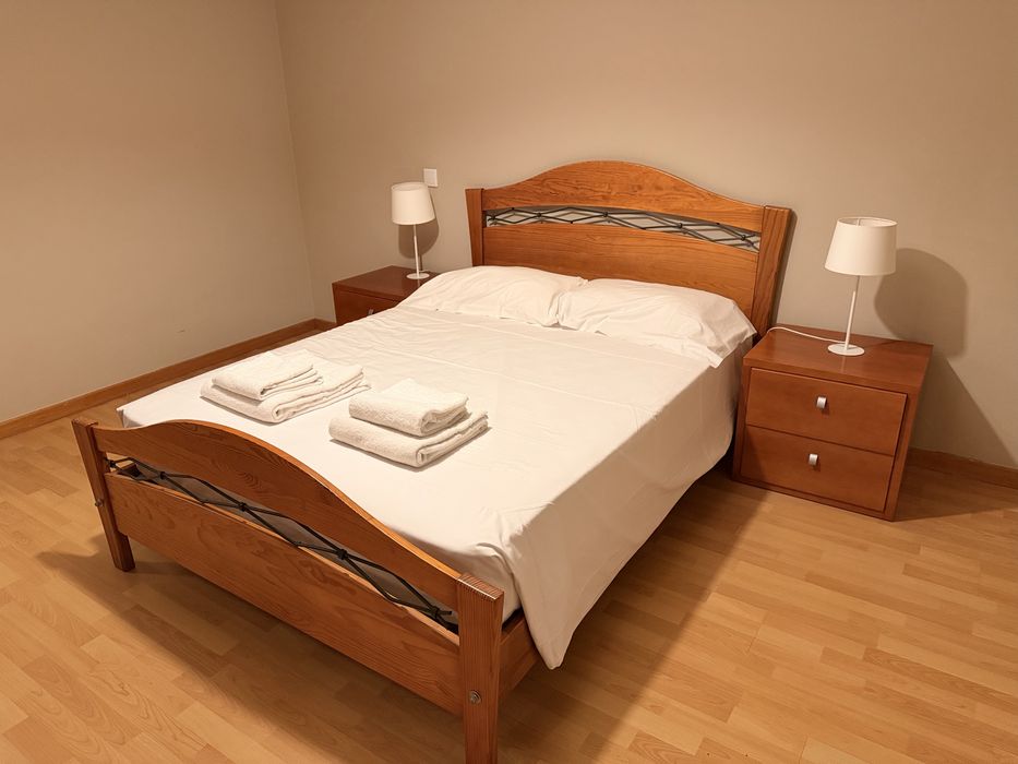 Conjunto cama casal 1.60 + cabeceiras + candeeiros