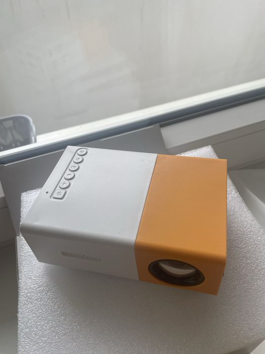 LED Projektor YG-300