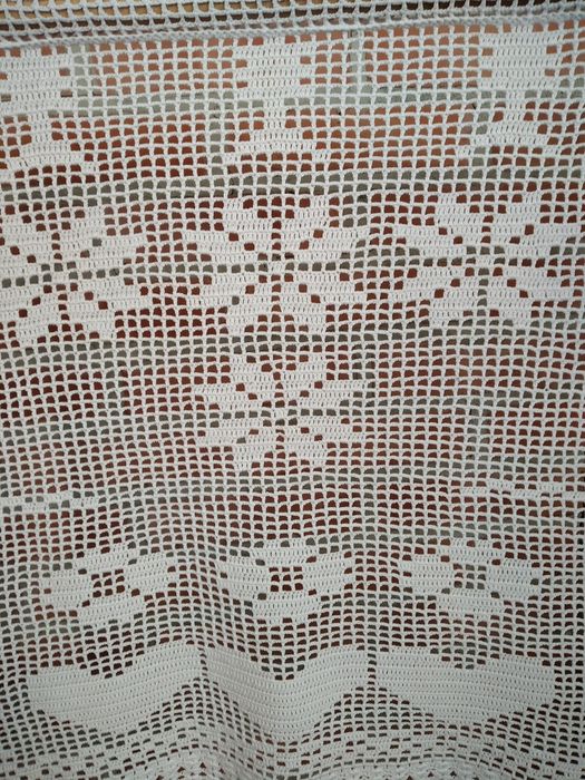 Firanka zrobiona na szydełku.