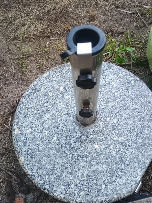 Granitowy stojak na parasol ogrodowy