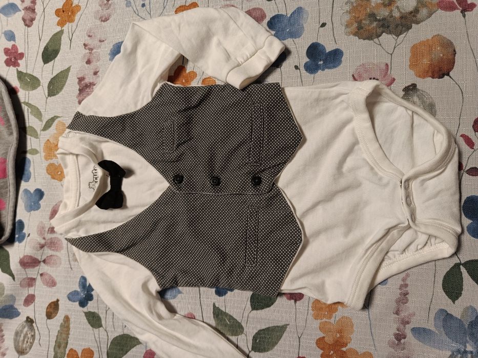Eleganckie body chłopięce 74 mucha kamizelka