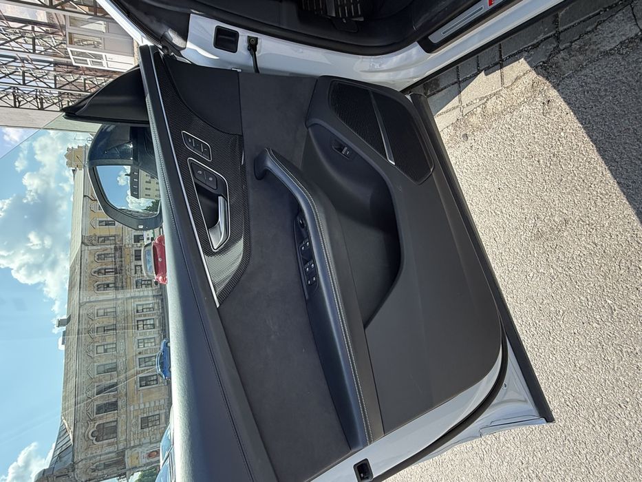 Біла Audi SQ8 2021