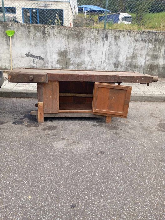 Vendo este banco muito bonito bom estado