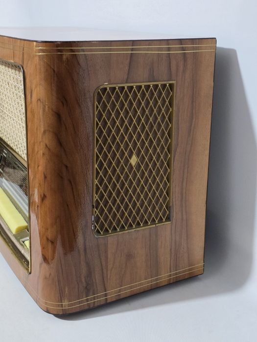 Rádio antigo reparado SABA