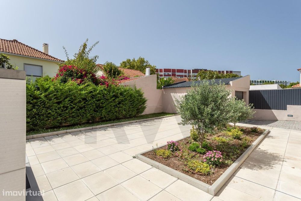 Charmosa Moradia T5 com Jardim Totalmente Remodelada -  Sassoeiros, Ca