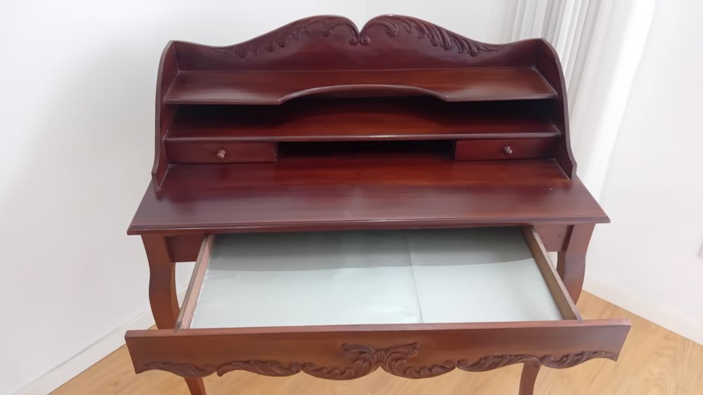 Cómoda em madeira clássica