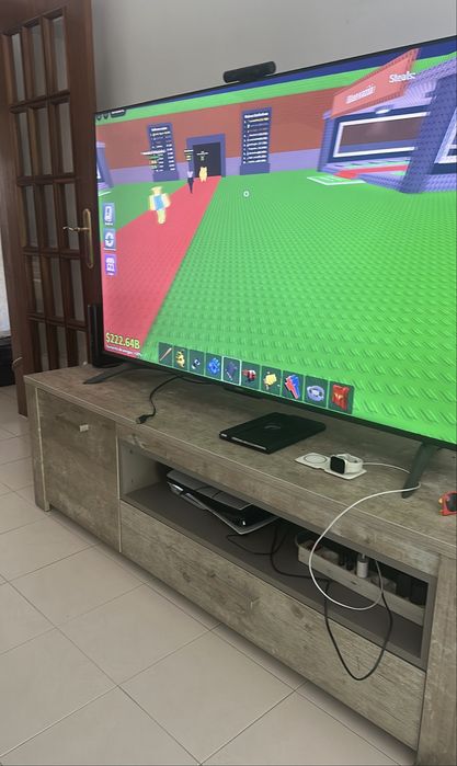 Móvel TV cor neutra com gavetas e prateleira interna.