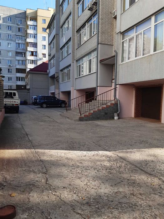 Продам 3-х к/к з гаражем у Центрі